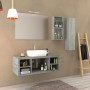 Set di mobili da bagno moderni con lavabo, specchio e mensole effetto cemento.