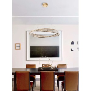 Elegante lampada a sospensione ad anello con elementi in vetro cristallo sopra il tavolo da pranzo.
