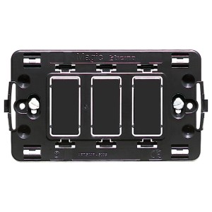 Placca nera t.b.t. tripla per interruttori e prese.