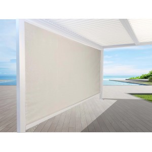 t.b.t. per la protezione solare, pannello in tessuto beige su pergola con vista mare.