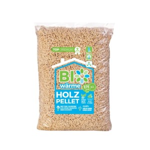 Sacco di pellet di legno per stufe e riscaldamento. Combustibile da fonti rinnovabili.