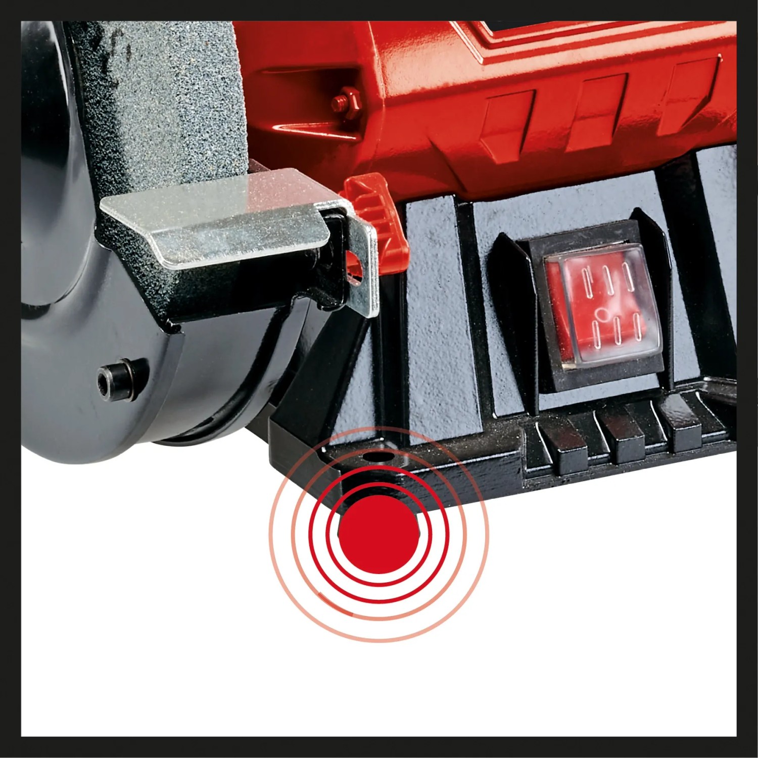 Dettaglio della smerigliatrice doppia Einhell TC-BG 150 con mola, protezione antiscintille e interruttore.