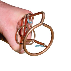 Mano che tiene trappola per topi campagnoli in filo di rame, set da 2 pezzi.