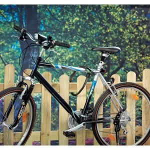Bicicletta LUX fissata a una recinzione di legno con lucchetto a cavo blindato da 85 cm.