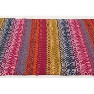 t.b.t. Stuoie con strisce e motivi colorati.