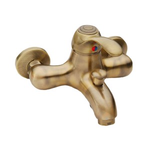 Dettaglio del rubinetto per vasca t.b.t. in bronzo.