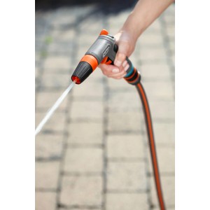 Gardena Comfort pistola per pulizia in azione: getto d'acqua per pulizia e irrigazione.