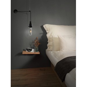 Lampadina LED Osram E27 a tubo in un ambiente camera da letto, luce calda.