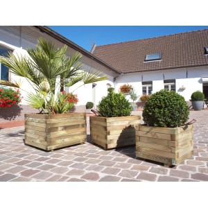 Tre fioriere quadrate in legno con piante in giardino.