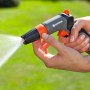 Gardena Pistola per pulizia Classic in azione: Pistola da giardino grigia con getto d'acqua in mano.