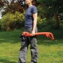 Donna con tagliaerba elettrico Black+Decker GL250 in giardino.