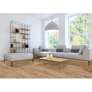 Soggiorno luminoso con pavimento in vinile effetto legno.