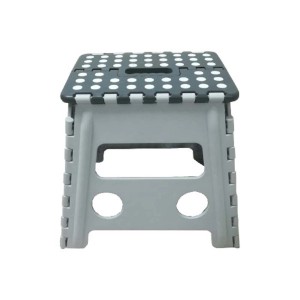 Sgabello pieghevole grigio con piano scuro per uso interno.