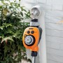 Timer per irrigazione arancione per irrigazione giardino.