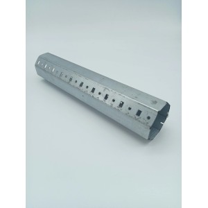 Albero per tapparelle in metallo con fori quadrati.