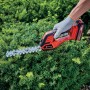 Cesoie a batteria Einhell Power X-Change GE-CG 18/100 Li T-Solo in uso su una siepe.