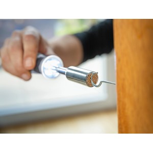 Chiave a bussola universale LUX Comfort con luce LED in uso.
