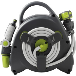 Avvolgitubo grigio con tubo da giardino bianco arrotolato e connettore verde.