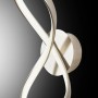 Applique LED da esterno moderna con design curvo argentato.