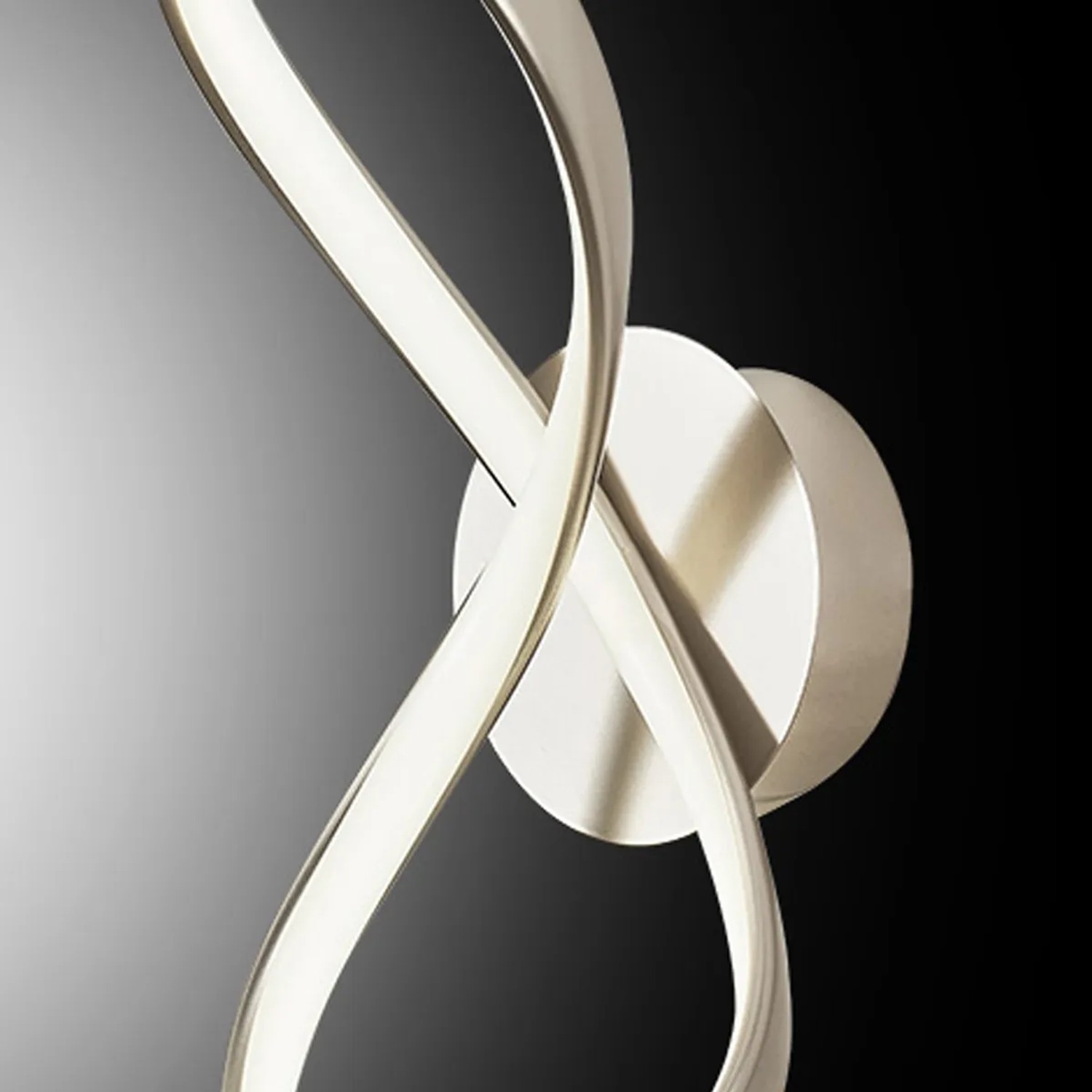 Applique LED da esterno moderna con design curvo argentato.