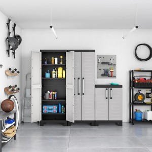 Mobiletto alto in plastica Keter Detroit grigio chiaro con maniglie in alluminio nel sistema di scaffalatura.