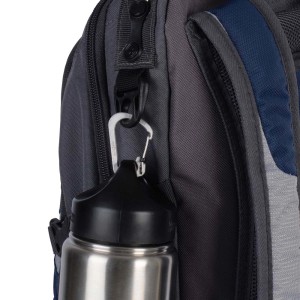 Borraccia attaccata allo zaino con moschettone.