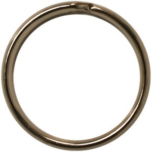 Anello di sicurezza in metallo, spessore del filo visibile.