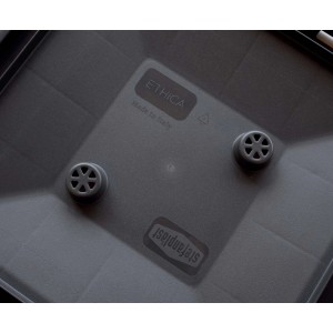 Dettaglio del fondo grigio con piedini della fioriera t.b.t.