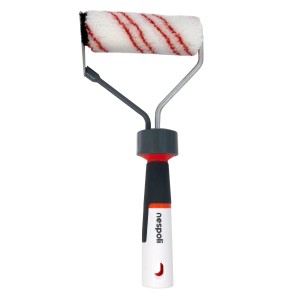 Rullo per pittura con rivestimento bianco e rosso e manico bianco.