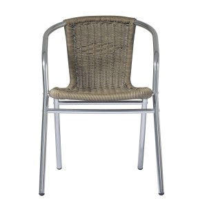 Sedia da giardino t.b.t. con rattan grigio e struttura in metallo argentato.