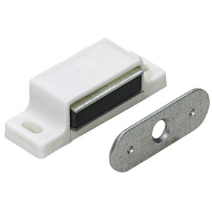 Fermaglio magnetico bianco in plastica con contropiastra per mobili, forza di tenuta 3-4 kg.