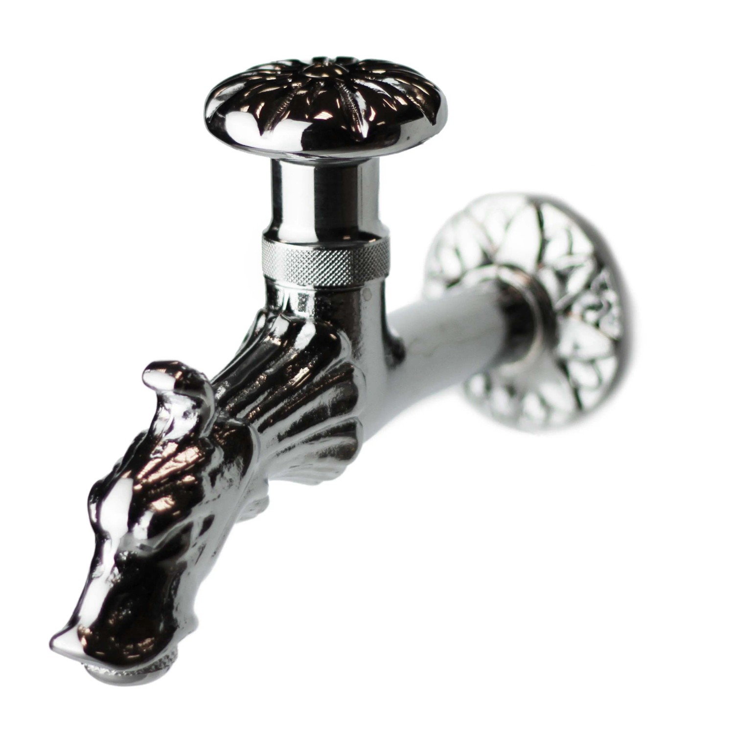 Rubinetto cromato per fontana da giardino con design floreale.