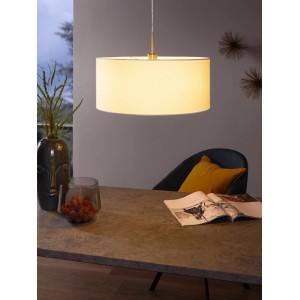 Moderna lampada a sospensione Eglo Pasteri con paralume in tessuto bianco e dettagli nickel sopra il tavolo da pranzo.