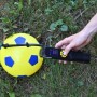 Pallone da calcio giallo-blu gonfiato con un manometro digitale.