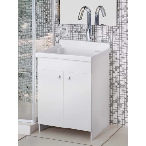 Mobile lavabo bianco con rubinetto e specchio in bagno.