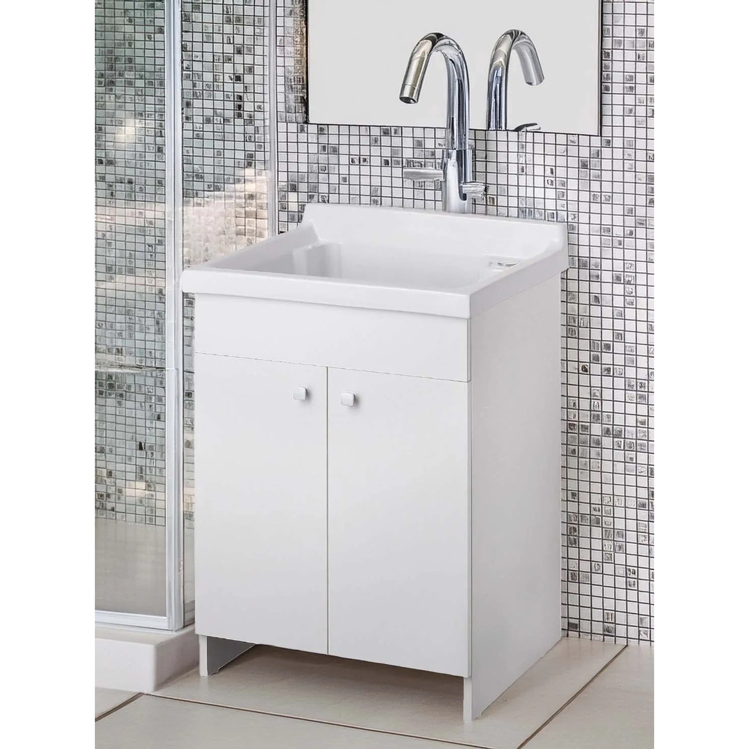 Mobile lavabo bianco con rubinetto e specchio in bagno.