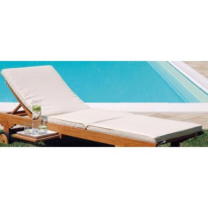 Lettino prendisole in legno con cuscino beige e bevande a bordo piscina. Ideale per il relax all'aperto.