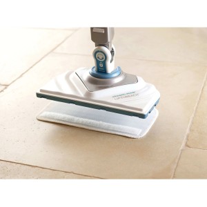 Black+Decker scopa a vapore FSM1616 con panno su pavimento piastrellato. Il pulitore a vapore rimuove i germi senza prodotti chimici.