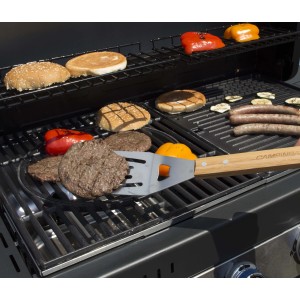 Griglia con hamburger, salsicce e verdure. Accessori per barbecue.