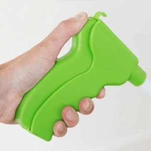 Pistola a spruzzo verde per antizanzare e insetti in mano.