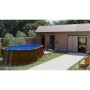 Piscina ovale fuori terra Gre Pacific effetto legno in giardino. Piscina con pareti in acciaio e scaletta di sicurezza.