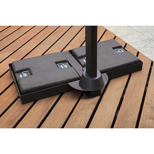 Base per ombrellone a braccio, base con quattro pesi su terrazza in legno.
