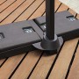 Base per ombrellone a braccio, base con quattro pesi su terrazza in legno.
