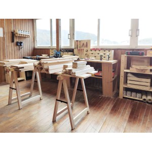 Due cavalletti in officina con listelli di legno sopra.