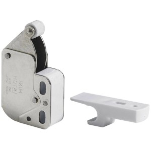 Scatto a pressione in acciaio nichelato con funzione di apertura porta per mobili e cassetti.