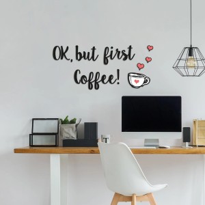 Decorazione murale "OK, but first Coffee!" come adesivo da parete in ufficio moderno.