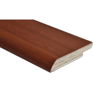 Dettaglio di un battiscopa in legno marrone (Battiscopa).