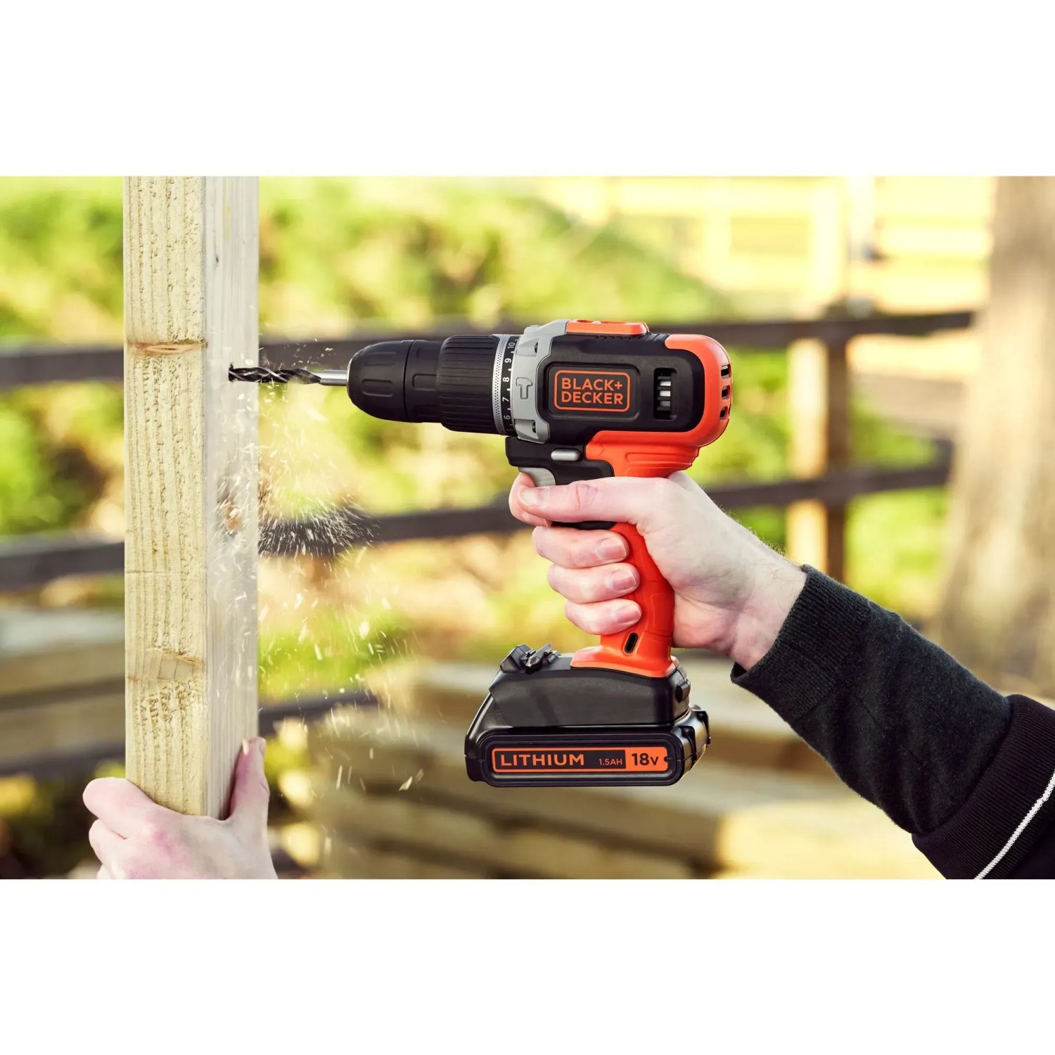 Trapano avvitatore a percussione Black+Decker BCD003 durante la foratura del legno.