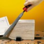 Raspa per legno LUX Comfort 200 mm in uso su legno, dettaglio della lima con manico ergonomico.