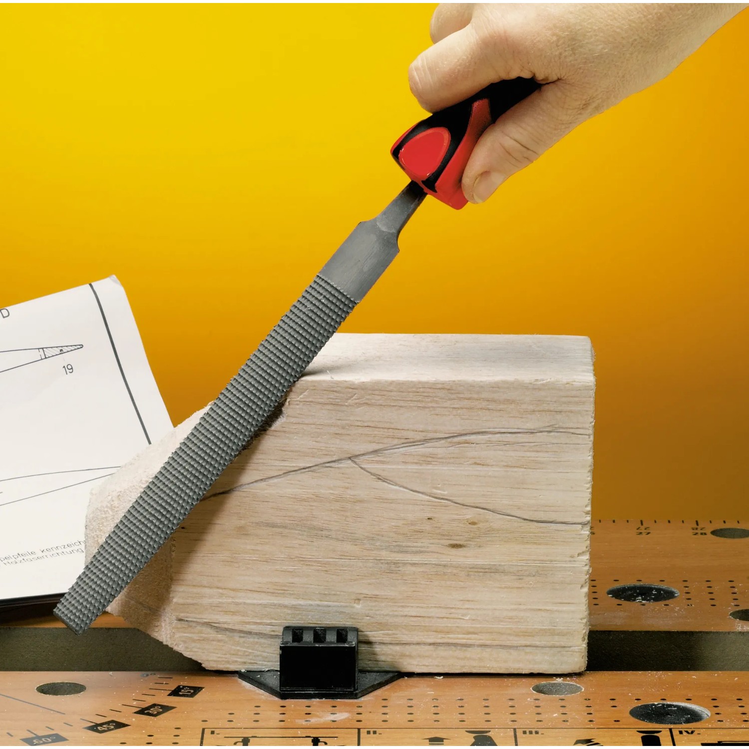 Raspa per legno LUX Comfort 200 mm in uso su legno, dettaglio della lima con manico ergonomico.